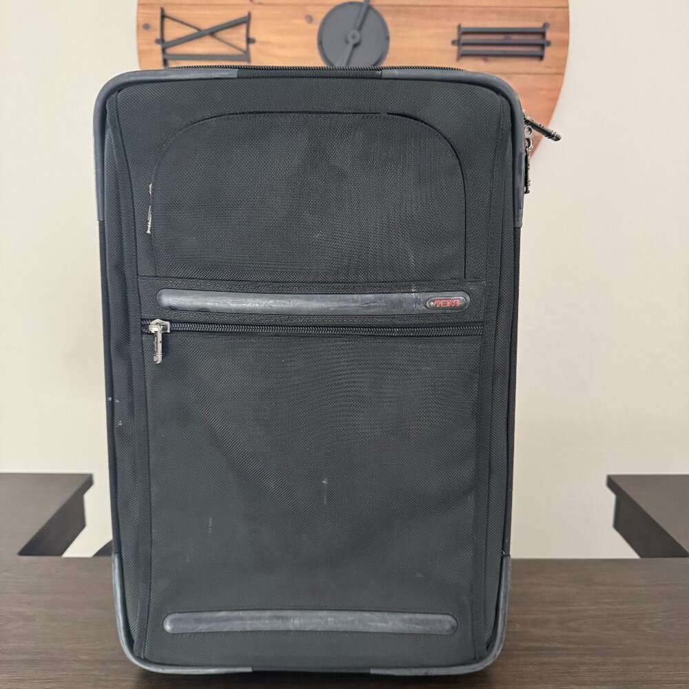 Tumi Carry On luggage Black 22020D4